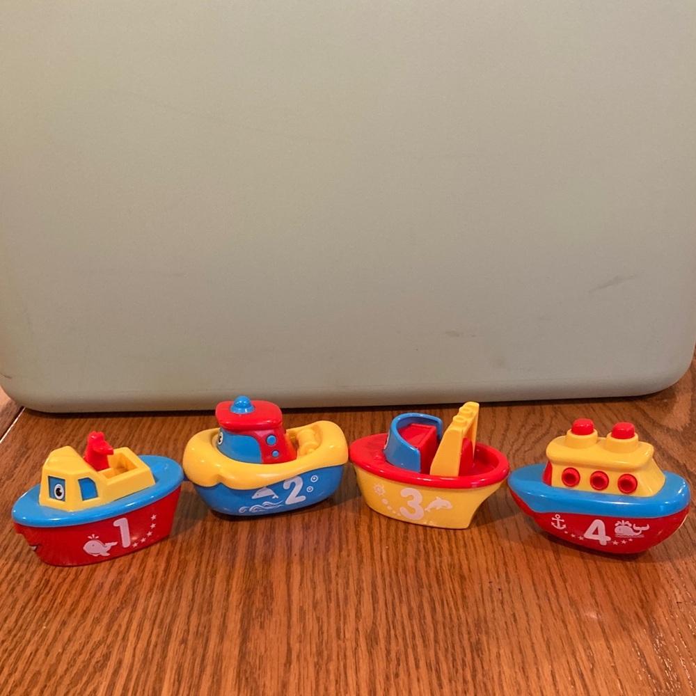 Colorful Magnetic Bath Time Boat Set